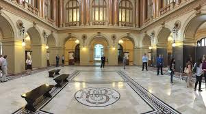 Francul continuă să scadă în pași mari. Ziua PorÅ£ilor Deschise La Bnr Vizitatorii De Trei Ori Mai MulÅ£i Decat S A Estimat IniÅ£ial MulÅ£i Au Asteptat Ore Intregi