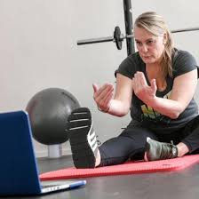 Wie überall, kann man auch beim fitnesstraining zuhause fehler machen. Boom In Corona Zeiten Das Wohnzimmer Workout Als Gefahr Neue Konkurrenz Fur Fitnessstudios Svz De