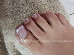 Si quieres unos pies perfectos durante días sin aplicar polygel o esmaltes permanentes, aquí tenemos la solución: Pies Frances