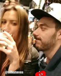 Hoje faz um ano que eu fui pro Rio de Janeiro te pedir em namoro e vc disse  SIM (obaaaa!) Tava nervoso e fiquei andando em círculos na sala do seu  antigo apê por meia hora kkkk mas graças a Deus deu ...