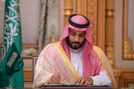وفي حملة أخرى على المعارضة، قام محمد بن سلمان باعتقال النقاد على الإنترنت واستخدم حسابات مزيفة على تويتر لانتقاد الأشخاص الذين يشككون في حكمه، كما اتهمت وزارة العدل الأمريكية في العام الماضي الرجال الذين يعملون لصالحه بدفع رواتب موظفين في شركة. ØªÙØ³ÙŠØ± Ø±Ø¤ÙŠØ© ÙˆÙ„ÙŠ Ø§Ù„Ø¹Ù‡Ø¯ Ù…Ø­Ù…Ø¯ Ø¨Ù† Ø³Ù„Ù…Ø§Ù† ÙÙŠ Ø§Ù„Ù…Ù†Ø§Ù… Ù…ÙˆÙ‚Ø¹ Ø²ÙŠØ§Ø¯Ø©