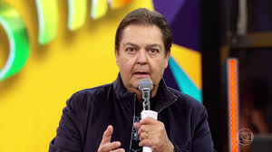 Silva is a married man who fell in love with a former model and journalist luciana cardoso who is 27 years younger than him. Internado Fausto Silva Nao Grava O Domingao Agora Mt