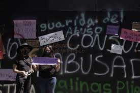 Periodistas unidas mexicanas señala que las edades de quienes sobrevivieron a la violencia sexual de andrés roemer van de los 18 a los 42 años; 8m 2021 El Peor Dia Para Ser Andres Roemer 8m Dia De La Mujer El Pais