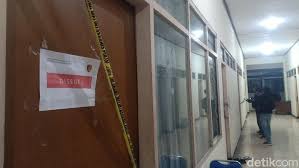 Kpk dilaporkan menangkap bupati nganjuk novi rahman hidayat diduga terkait lelang jabatan di saat ini, bupati nganjuk sedang menjalani pemeriksaan. T U3hbetw4xl2m