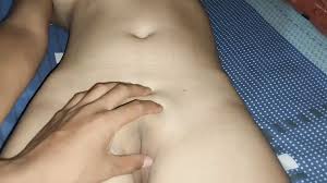 Ich finde meine 18-jährige Nichte nackt und sie lädt mich in ihr Zimmer  ein. Und am Ende ficke ich ihre üppige enge Muschi.