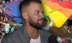 Michał piróg postanowił podzielić się z fanami swoim osobistym szczęściem. Michal Pirog Pokazal Swojego Partnera Ktory Caluje Go W Ucho