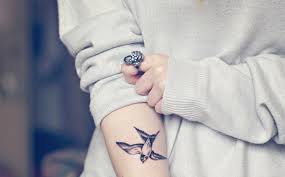 Nous ne sommes pas revenus trop tard. Tatouage Hirondelle Pour Reveurs Idees Originales Et Belles