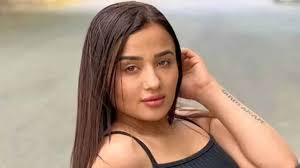 TikTokta “Melek Azad” adıyla tanınan sosyal medya fenomeni tutuklandı -  Tele1 TV Canlı yayın