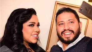 وحضر تشييع الجثمان من الفنانين كل من ميرفت أمين ويسرا وسماح. Ø¨Ø§Ù„ØµÙˆØ±Ø© Ø²ÙˆØ¬ Ø´ÙŠÙ…Ø§Ø¡ Ø³ÙŠÙ ÙŠØ³Ø®Ø± Ù…Ù† ÙˆØ²Ù†Ù‡Ø§ Ø§Ù„Ø²Ø§Ø¦Ø¯ ÙÙŠ Ø§Ù„Ù…Ø·Ø§Ø± Ø±ÙˆØªØ§Ù†Ø§ Rotana