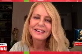 Resulta que la hermana de diana bolocco se encontraba mandando saludos a sus fanáticos, quienes veían el live en ese momento, cuando alguien le pidió un especial saludo. Cecilia Bolocco Reaparecio En La Teleton Y Se Refirio A La Recuperacion De Su Hijo Maximo M360 Cl