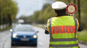 Die meisten verwechseln den grüner blechpfeil mit einer grüner ampelpfeil. Stau Auf Der Kreuzung So Verhalten Sie Sich Richtig Auto Mobil Sz De