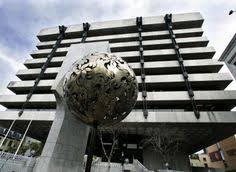 Dublin Landmarks Golden Tree Outside The Former Central Bank Of Ireland Dame St Golden Tree Money Trees Ireland