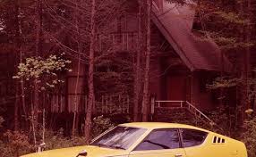 1970年代の日本車のなかでトップクラスの美しさが際立つクルマがある ぼくにとっては それが1975年に発売された三菱のパーソナルクーペ ランサーセレステ だ 長いノーズと 後退したキャビンによるプロポーション スポーティークーペの教科書があれば そこに載せ