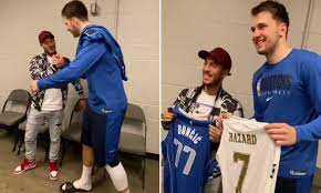 Luego, se fotografiaron y charlaron juntos. Eden Hazard Dwarfed By Dallas Mavericks Sensation Luka Doncic As Pair Swap Jerseys Daily Mail Online