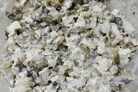 Se maruntesc puiul si ciupercile si se amesteca cu celelalte ingrediente. Salata De Pui Cu Ciuperci Si Castraveti Lili Gateste