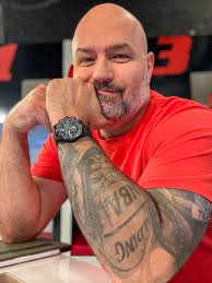 david.vidor Magyarországon kezdett kosarazni, Ausztriában folytatta,  Amerikában fejezte be a gimnáziumot, és a @radfordhoops játékosakánt  pályára lépett a @bucks arénájában és @jumpman23 alma materében is. 👀 Most  Dallasban, az USA egyik top