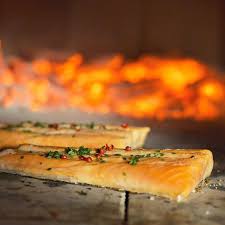 Il existe différents types de four chauffés au bois, mais seuls deux types de fours permettent d'utiliser l'appellation « pain cuit au feu de bois ». Epingle Sur Idees De Recettes Au Four A Bois