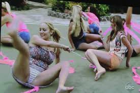 Girls Accidentally Showing Underwear - Mega Porn Pics