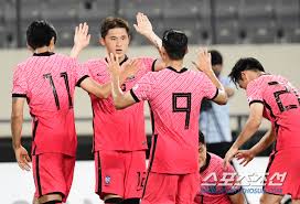 황의조(보르도)와 김민재(베이징 궈안), 권창훈(수원 삼성)이 도쿄올림픽 남자축구대표팀 '와일드카드'(24세 초과 선수)로 발탁됐다. ë¬´íšŒì „ì¤'ê±°ë¦¬í¬ ì´ë™ê²½ ìžì‹ ê° ì–»ì—ˆë‹¤ ì•„ë¥´í—¨í‹°ë‚˜ ë‹¤ì‹œ ë§Œë‚˜ë©´ ì´ê¸¸ ìˆ˜ ìžˆë‹¤ ì¡°ì„ ì¼ë³´