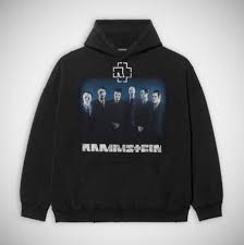 Dobra stvar u celoj priči je to što rammstein garderoba makar nije ružna koliko su inače ružne balenciaga stvari. T Efh5epstujqm