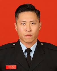한국어/中文)Amid the Hong Kong Tai Po apartment fire that has claimed the lives  of over 128 people, citizens continue to pay tribute after hearing the  story of firefighter Ho Wai-hou, who lost