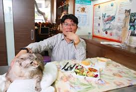 45歲的獸醫陳易成 午餐通常是1盤沙拉 他在診所養了1隻13歲的老貓阿蝦 阿蝦的午餐則是1碗乾飼料 養動物要放鬆心情 主人放鬆 動物也就放鬆 可是台灣飼主常把人和動物都養得很緊張 好比吃食 簡單就好 不必大費周章 人和貓都是如此 lab coat life coat