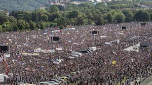 Nejméně dvě stě tisíc demonstrantů zaplnilo letnou. Dohra Demonstrace Na Letne Milion Chvilek Se Omluvi Babisovi Eurozpravy Cz