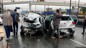 Bus crash involving 22 vehicles on Dutra leaves 10 injured