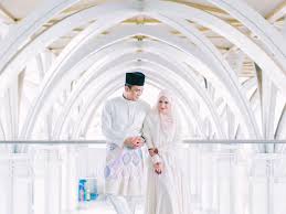 Dalil disyariatkannya akad nikah di masjid, landasannya adalah hadits seorang wanita yang menawarkan dirinya untuk dinikahi nabi, sebagaimana diriwayatkan oleh bukhari dan muslim, kemudian beliau menikahkannya dengan salah seorang shahabatnya di masjid. Boleh Buat Akad Nikah Di Masjid Tapi Kenalah Jaga Adab Dan Aurat Pesona Pengantin