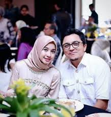 Laudya cynthia bella telah sah bergelar isteri kepada engku emran engku zainal abidin pada sebuah majlis pernikahan yang diadakan pada 8 september 2017. Laudya Cynthia Bella Engku Emran Umum Cerai Udah Selesai Kitareporters Semua Boleh Jadi Reporter