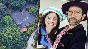 Amanda knox now says that her wedding registry site, which she tweeted to her 40,600 followers and. Amanda Knox Bought 718k Mansion Before Begging For Wedding Funds