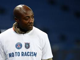 A uefa então informou que a partida estava suspensa temporariamente, e depois confirmou o adiamento do jogo. Por Que Fala Do 4Âº Arbitro No Jogo Entre Psg E Istanbul Foi Racista 11 12 2020 Uol Esporte