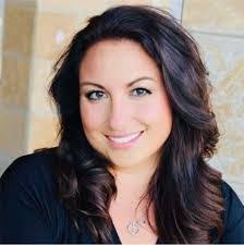 Kelly Dore's Instagram, Twitter & Facebook