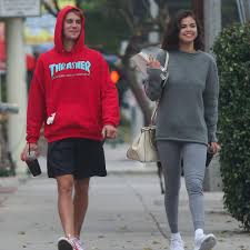Selena gomez *finally* revealed what she was doing during her ex justin bieber 's wedding in south carolina to hailey baldwin. Selena Gomez Justin Bieber Liebescomeback Gala De