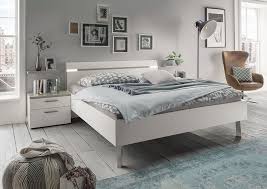 Schlafzimmer Inspiration In Grau Und Weiss Schlafzimmer Inspiration Gemutlich White Interior Schlafzimmer Schlafzimmer Inspiration Plattform Bett Lagerung