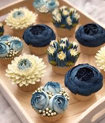 Piping Buttercream Flowers Buttercream Taylor Made Cake Courses Have Been Perfecting The Art Of Butterc Cupcake Chocolat Cupcake Idees Decorations De Gateaux