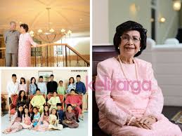 Mahathir bin mohamad dilahirkan di lorong kilang ais , seberang perak , alor setar , kedah tanggal 10 julai 1925. Akrab Seperti Adik Dan Kakak Rupanya Dua Sahabat Ini Punya Kisah Tersendiri Tun Dr Siti Hasmah Dan Datuk Seri Dr Wan Azizah Juga Berkongsi Cara Rai Hari Ibu Keluarga