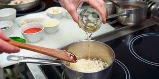 Par Quoi Remplacer Le Vin Rouge Et Le Vin Blanc Dans Une Recette Trucs Et Astuces Ma Fourchette Cooking Wine Cooking For Beginners Food Network Recipes