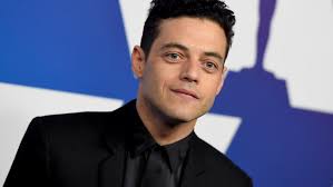 Rami malek takes to the role of queen frontman freddie mercury with a studious intensity, making manifest the dueling relationship between the twin so bohemian rhapsody is less about freddie mercury (who died in 1991), and much more about queen. Rami Malek Bohemian Rhapsody Regisseur Bryan Singer Musste Gefeuert Werden