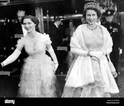 Elizabeth ii princess margaret arrive hi-res stock photography and images