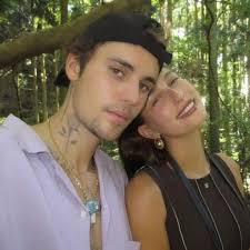 Hailey Bieber estrena una joya personalizada en honor a su hijo Jack