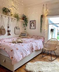Kalau kamu punya kamar tidur mungil, jangan khawatir. 5 Ide Dekorasi Kamar Aesthetics Dengan Daun Plastik