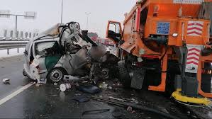 Acesta a fost transportat la spital. Foto Groaznic Accident Intre O MaÈ™inÄƒ È™i Un Utilaj De DeszÄƒpezire Trei BÄƒrbaÈ›i Din BacÄƒu Au Murit Ziarul De BacÄƒu