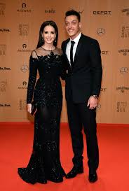 Mesut özil instagram hesabından londra'dan gelirken milyonlarca kişi tarafından takip edilen uçağın içinden görüntüler paylaştı; Mesut Ozil Says Instagram Account Was Hacked After I Will Always Love You Message To Ex Girlfriend Is Posted Mirror Online