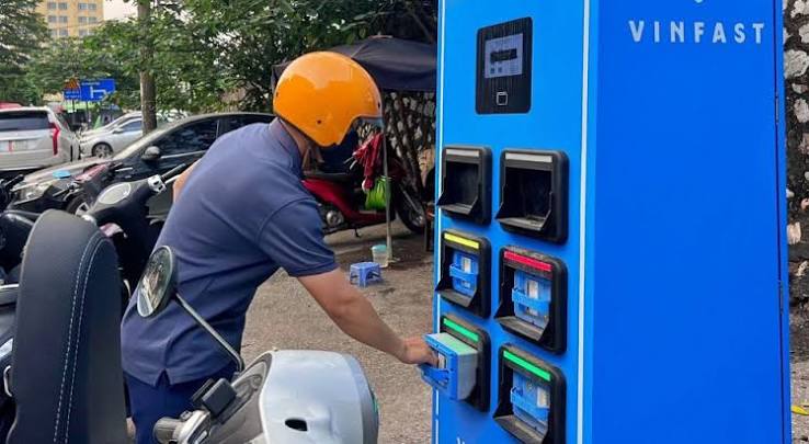 Quét mã QR đổi pin