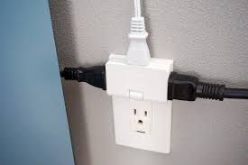 コンセントの配線を100均でスマートに 3口のコーナータップが便利です コンセント 100均 コーナー