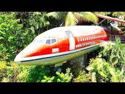 Un Avion En Plein Milieu De La Jungle A Ete Converti En Une Jolie Maison De Vacances Page 2 Sur 2 Trucs Et Astuce In 2020 Airplane House Inside A Water Tower House