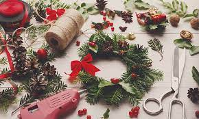 Un diy muy fácil y divertido para hacer con niños, en navidad. La Puerta Con Mas Encanto Con Una Corona De Navidad Creada Por Ti Misma