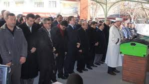 Burhan kuzu, cumhurbaşkanı ve akp genel başkanı recep tayyip erdoğan'ın da katıldığı cenaze namazıyla son yolculuğuna uğurlandı. Burhan Kuzu Nun Aci Gunu Sozcu Gazetesi