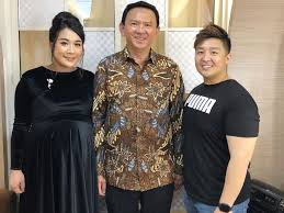 See full list on quipper.com Senyuman Ahok Di Antara Puput Dan Veronica Tan